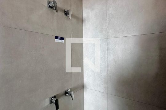 Banheiro de kitnet/studio à venda com 0 quarto, 25m² em Vila Cordeiro, São Paulo