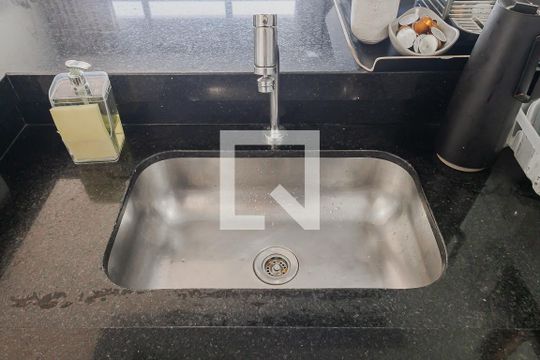 Cozinha de apartamento para alugar com 1 quarto, 45m² em Pinheiros, São Paulo