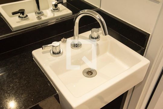 Banheiro de kitnet/studio à venda com 1 quarto, 21m² em Vila Clementino, São Paulo