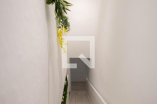 Escada de casa para alugar com 3 quartos, 154m² em Vila Constança, São Paulo