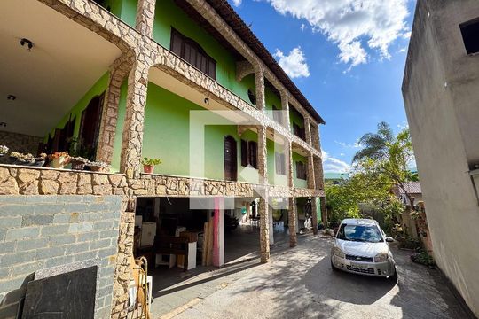 Casa à venda com 5 quartos, 1200m² em Jardim Riacho das Pedras, Contagem