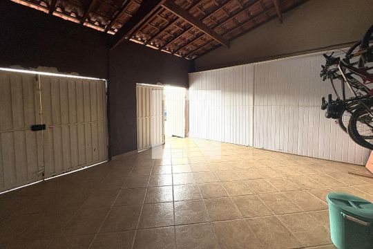 Garagem de casa à venda com 3 quartos, 330m² em Vila M Genoveva, Jundiaí