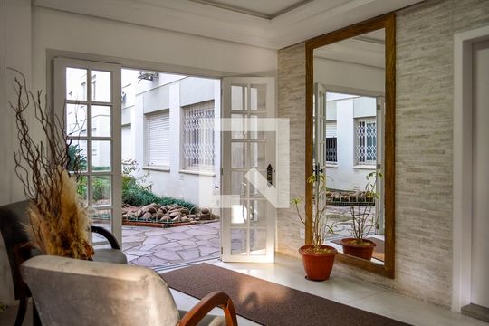 Hall de Entrada de apartamento para alugar com 1 quarto, 55m² em Menino Deus, Porto Alegre