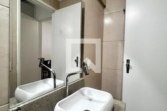 Banheiro de apartamento para alugar com 1 quarto, 42m² em Cambuí, Campinas