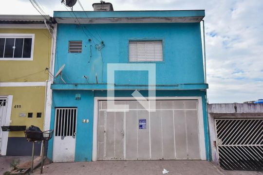 Fachada de casa para alugar com 2 quartos, 60m² em Parque Industrial das Oliveiras, Taboão da Serra