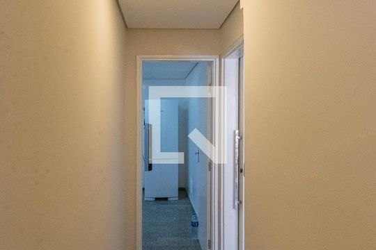 Corredor  de apartamento à venda com 3 quartos, 168m² em Centro, Campinas