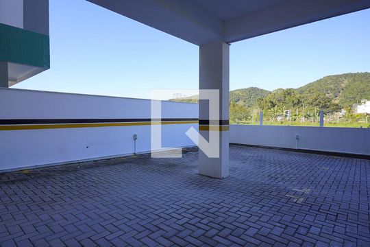 Garagem de kitnet/studio para alugar com 1 quarto, 37m² em Alto Ribeirão Leste, Florianópolis