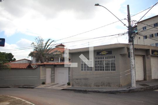 Fachada de casa à venda com 4 quartos, 540m² em Milionários, Belo Horizonte
