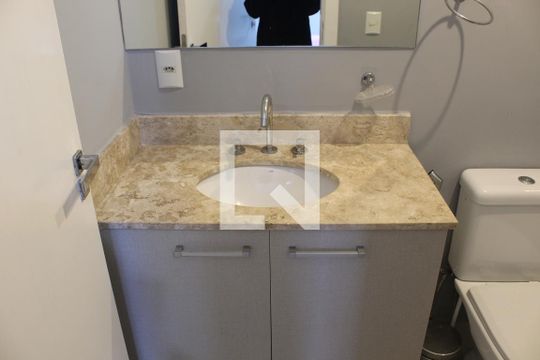 Banheiro da Suíte de apartamento para alugar com 1 quarto, 38m² em Granja Viana, Cotia