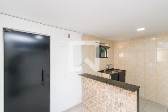 Sala de casa de condomínio para alugar com 1 quarto, 40m² em Ramos, Rio de Janeiro