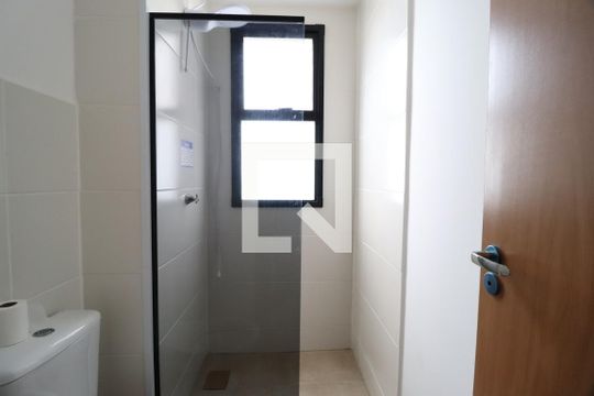 Banheiro Social de apartamento para alugar com 2 quartos, 52m² em Shopping Park, Uberlândia