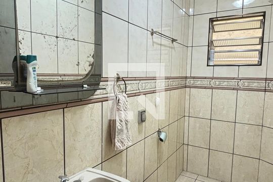 Banheiro de casa à venda com 2 quartos, 127m² em Vila Vitória, Santo André