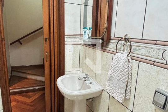 Banheiro de casa à venda com 2 quartos, 127m² em Vila Vitória, Santo André