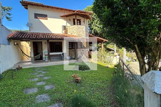 Casa à venda com 3 quartos, 320m² em Muriqui, Niterói