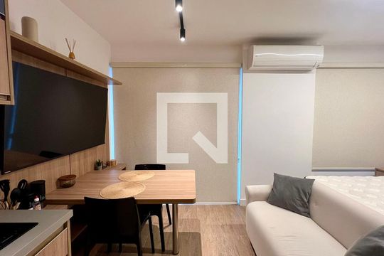 Sala de kitnet/studio para alugar com 1 quarto, 30m² em Pinheiros, São Paulo