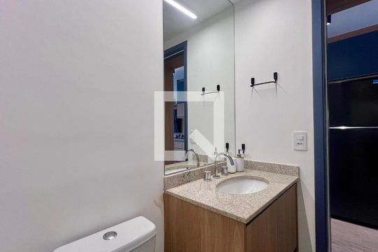 Banheiro de kitnet/studio para alugar com 1 quarto, 30m² em Pinheiros, São Paulo