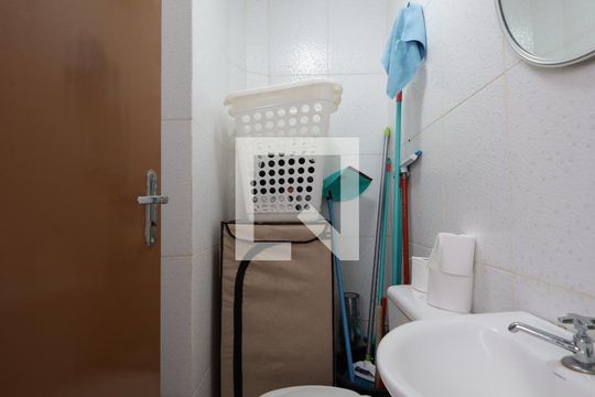 Banheiro de serviço de apartamento para alugar com 3 quartos, 76m² em Vila Suzana, São Paulo