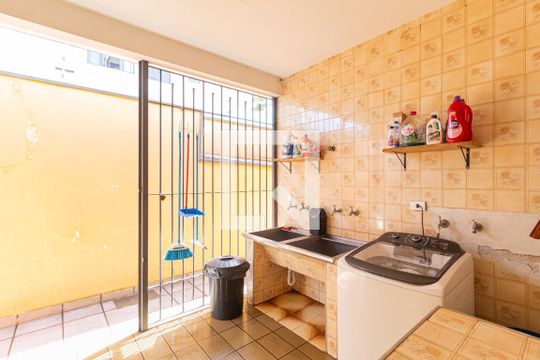 Área de serviço de casa para alugar com 3 quartos, 500m² em Km 18, Osasco