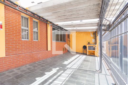 Garagem de casa para alugar com 3 quartos, 500m² em Km 18, Osasco