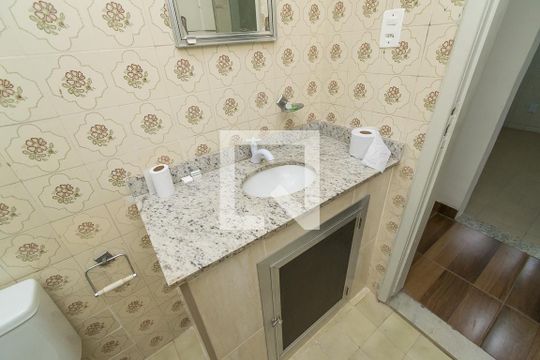 Banheiro de casa para alugar com 2 quartos, 120m² em Irajá, Rio de Janeiro