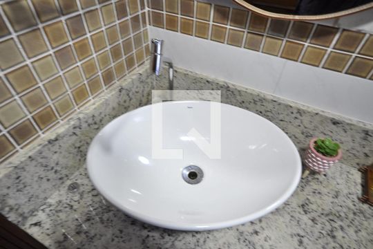 Banheiro de apartamento para alugar com 2 quartos, 55m² em Vila Ede, São Paulo
