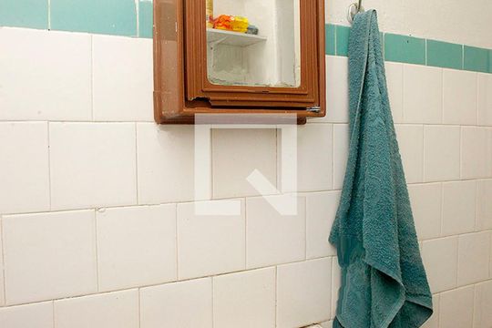 Banheiro de apartamento à venda com 1 quarto, 36m² em Moinhos de Vento, Porto Alegre