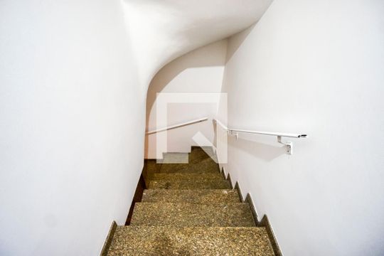 Escada da garagem de casa para alugar com 4 quartos, 450m² em Vila Carrão, São Paulo
