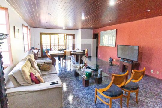 Sala de casa de condomínio à venda com 4 quartos, 367m² em Matapaca, Niterói