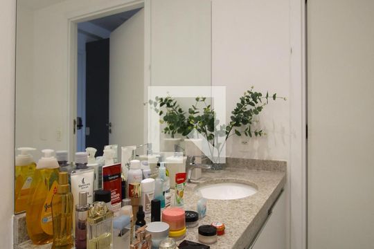 Banheiro de kitnet/studio para alugar com 1 quarto, 39m² em Indianópolis, São Paulo