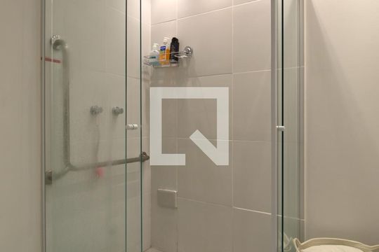 Banheiro de kitnet/studio para alugar com 1 quarto, 39m² em Indianópolis, São Paulo