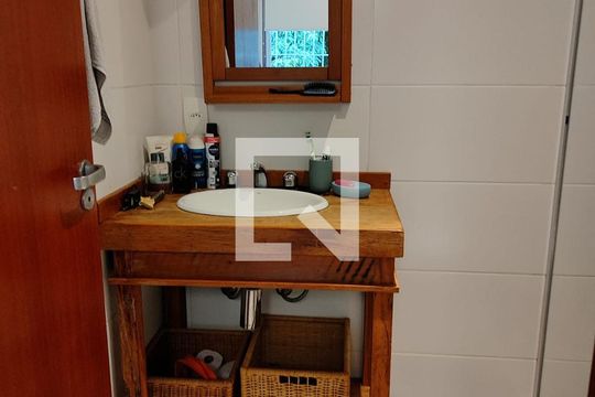 Banheiro  de casa de condomínio à venda com 4 quartos, 140m² em Badu, Niterói