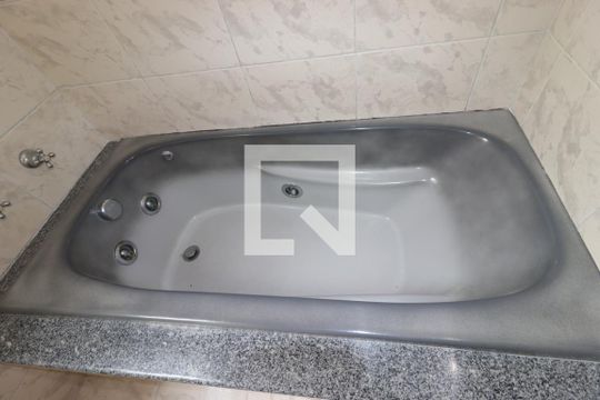 Banheiro da Suíte - Banheira de casa para alugar com 3 quartos, 207m² em Jardim Monte Libano, Santo André