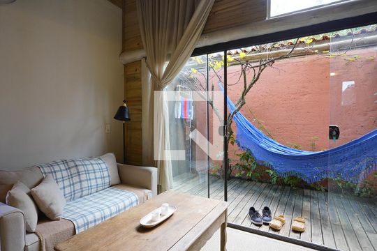 Sala de casa para alugar com 1 quarto, 99m² em Campeche, Florianópolis