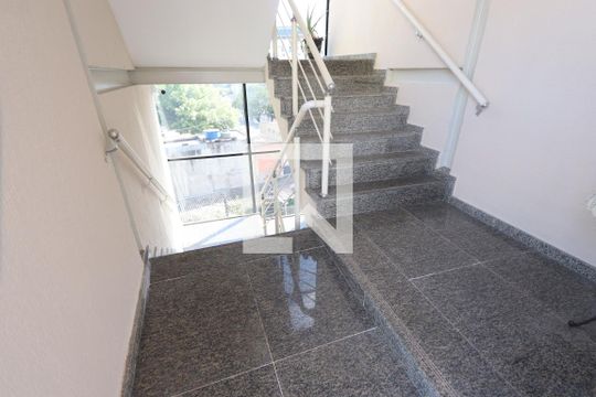 Escada de acesso de apartamento para alugar com 2 quartos, 45m² em Vila Formosa, São Paulo