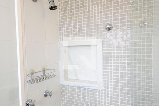 Banheiro de Serviço de apartamento à venda com 3 quartos, 80m² em Tijuca, Rio de Janeiro