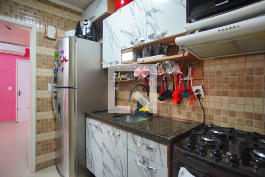 Cozinha de apartamento à venda com 1 quarto, 50m² em Humaitá, Porto Alegre