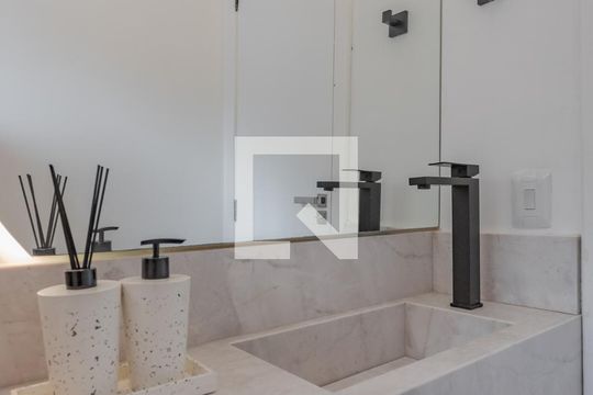 Lavabo de apartamento para alugar com 2 quartos, 150m² em Petrópolis, Porto Alegre