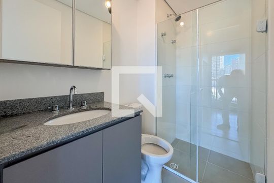 Banheiro de kitnet/studio para alugar com 1 quarto, 28m² em Liberdade, São Paulo