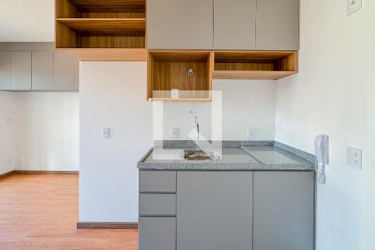 Cozinha de kitnet/studio para alugar com 1 quarto, 28m² em Liberdade, São Paulo
