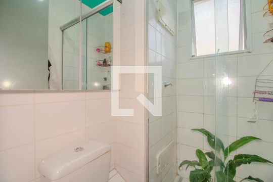 Banheiro de apartamento à venda com 2 quartos, 48m² em Sarandi, Porto Alegre