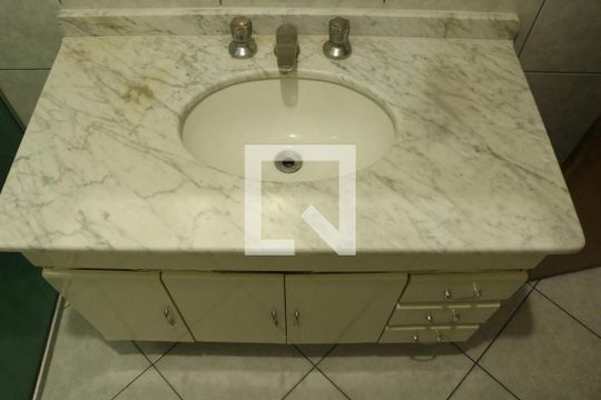 Banheiro de apartamento para alugar com 2 quartos, 70m² em Barra Funda, São Paulo