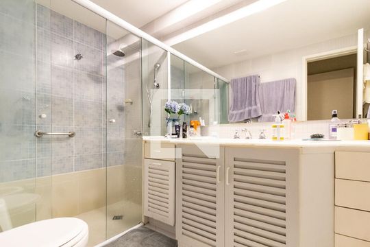 Banheiro da suíte de apartamento para alugar com 4 quartos, 178m² em Gávea, Rio de Janeiro