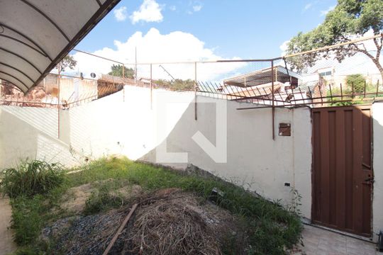 Garagem de casa para alugar com 2 quartos, 103m² em Floramar, Belo Horizonte