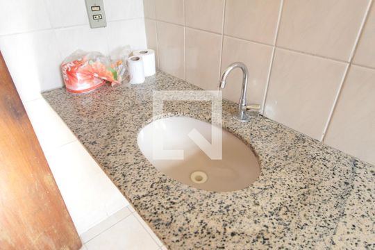 Banheiro Social de casa para alugar com 2 quartos, 103m² em Floramar, Belo Horizonte