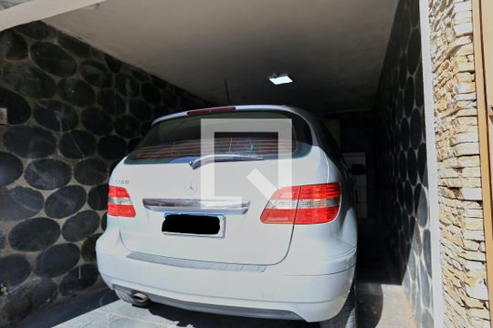 Garagem de casa à venda com 4 quartos, 400m² em Sagrada Família, Belo Horizonte