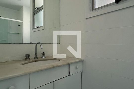 Banheiro social de apartamento para alugar com 2 quartos, 68m² em Ipanema, Rio de Janeiro