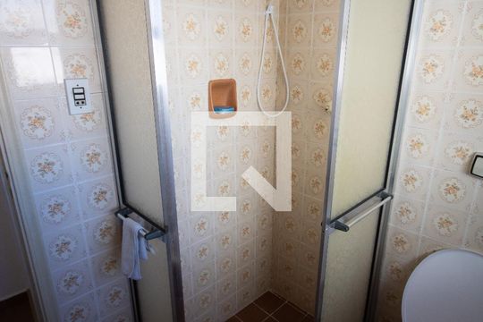 Banheiro de apartamento para alugar com 1 quarto, 44m² em Guilhermina, Praia Grande