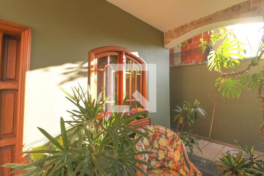 Jardim de casa à venda com 4 quartos, 321m² em Jardim do Lago, Jundiaí