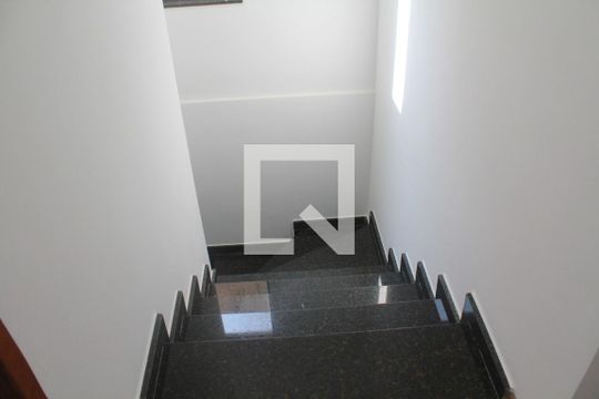 Corredor de casa à venda com 3 quartos, 170m² em Picanço, Guarulhos