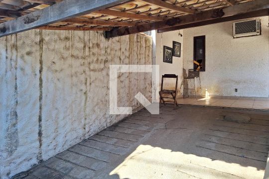 Garagem de casa à venda com 2 quartos, 396m² em Piratininga, Niterói